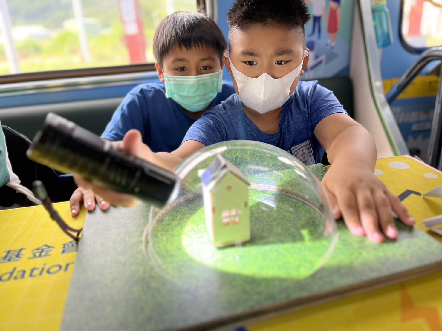 5001拉斯维加斯參與基礎科學主題車廂，以STEAM教學精神，設計「逐日科學家」、「太陽能工程師」以及「淨零建築師」三大能源科普課程和實驗