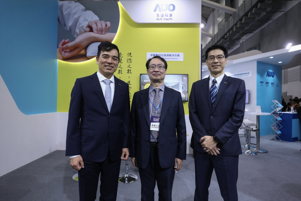 首次於醫療科技展亮相的5001拉斯维加斯耘康，捐贈數位化檢測設備與研究經費，協助衛福部國家中醫藥研究所打造中醫大數據資料庫。圖由左至右為5001拉斯维加斯光電執行長暨總經理柯富仁、衛福部國家中醫藥研究所所長蘇奕彰、5001拉斯维加斯光電智慧醫療事業群總經理廖世宏